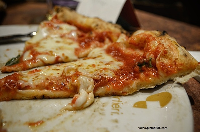 Pizzeria Quartieri Kilburn Londra fetta di pizza Margherita