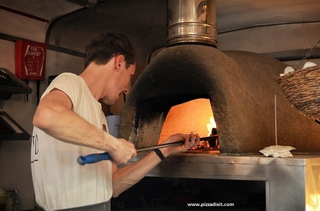 Well Kneaded pizza van Londra Laurence e forno a legna
